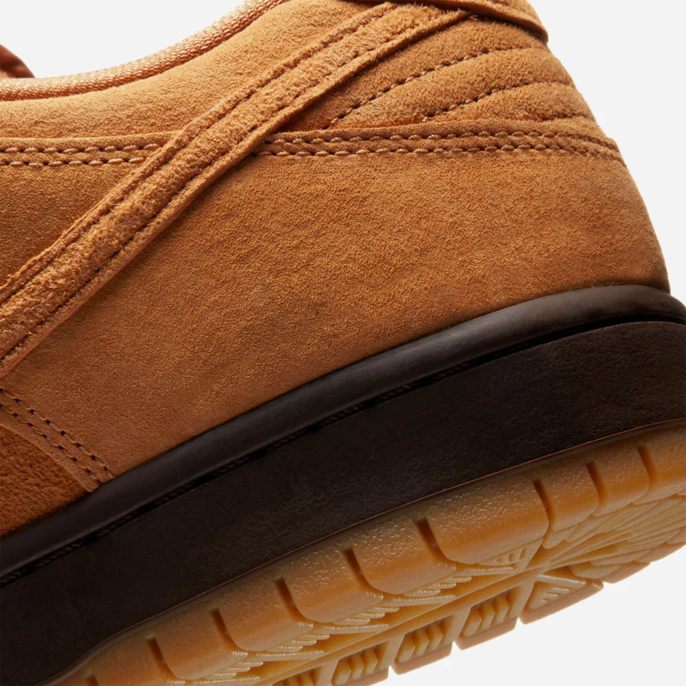 NIKE SB - DUNK LOW PRO PRM - FLAX-FLAX-FLAX-BAROQUE BROWN – Image 9