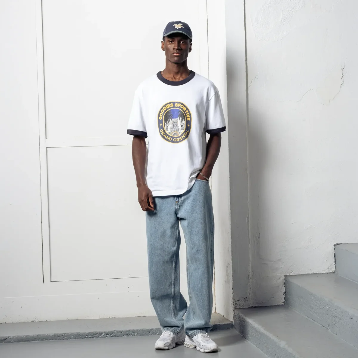 T-shirt Goodies Sportive Grand Oriental Ringer - White / Navy – Image 3