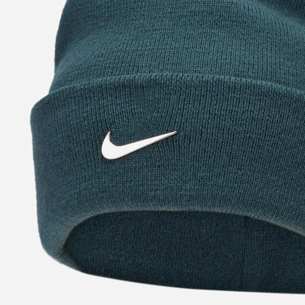 NIKE - PEAK BEANIE - Deep Jungle - Metallic Silver – Image 4