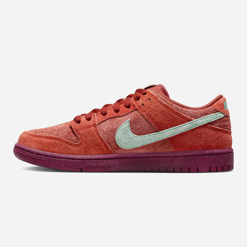 NIKE SB - DUNK LOW PRO PRM - Mystic Red - Emerald Rise - Rugged Orange – Image 4