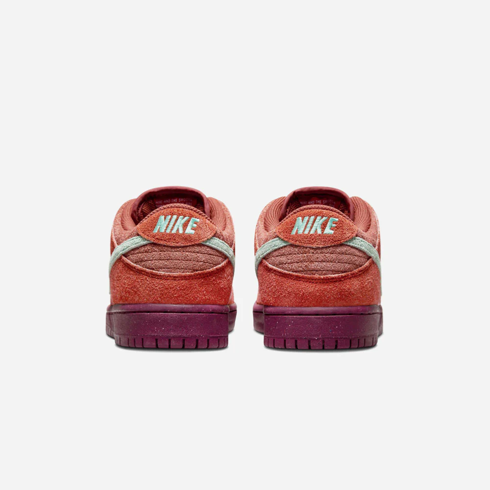 NIKE SB - DUNK LOW PRO PRM - Mystic Red - Emerald Rise - Rugged Orange – Image 6
