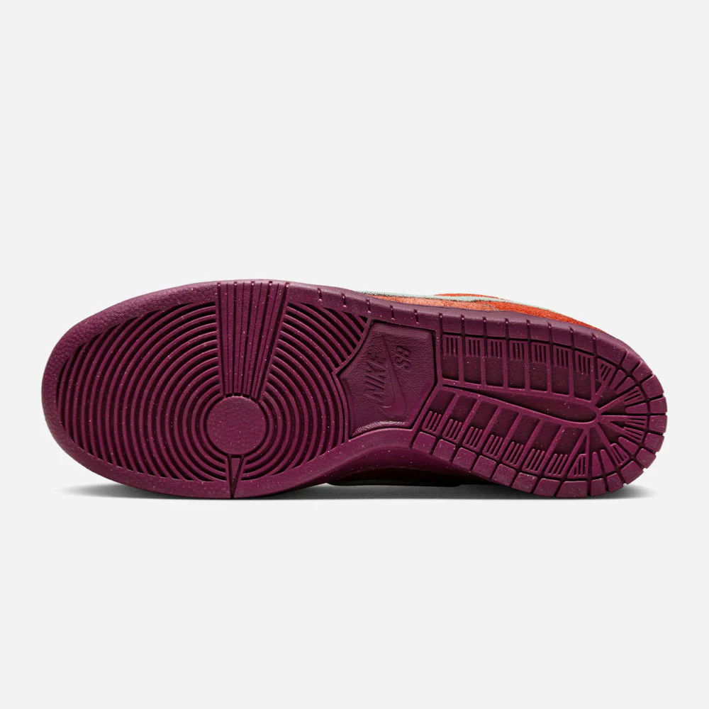 NIKE SB - DUNK LOW PRO PRM - Mystic Red - Emerald Rise - Rugged Orange – Image 7