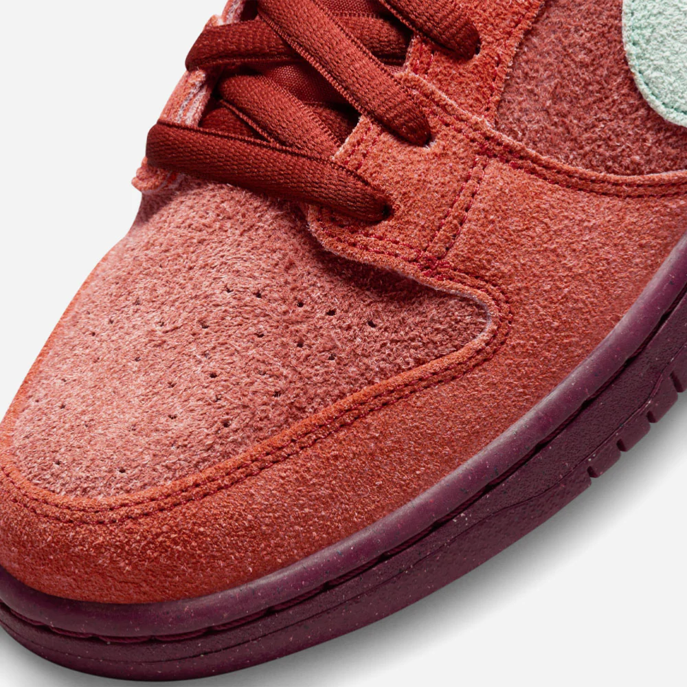 NIKE SB - DUNK LOW PRO PRM - Mystic Red - Emerald Rise - Rugged Orange – Image 8