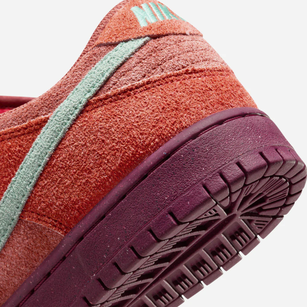 NIKE SB - DUNK LOW PRO PRM - Mystic Red - Emerald Rise - Rugged Orange – Image 9