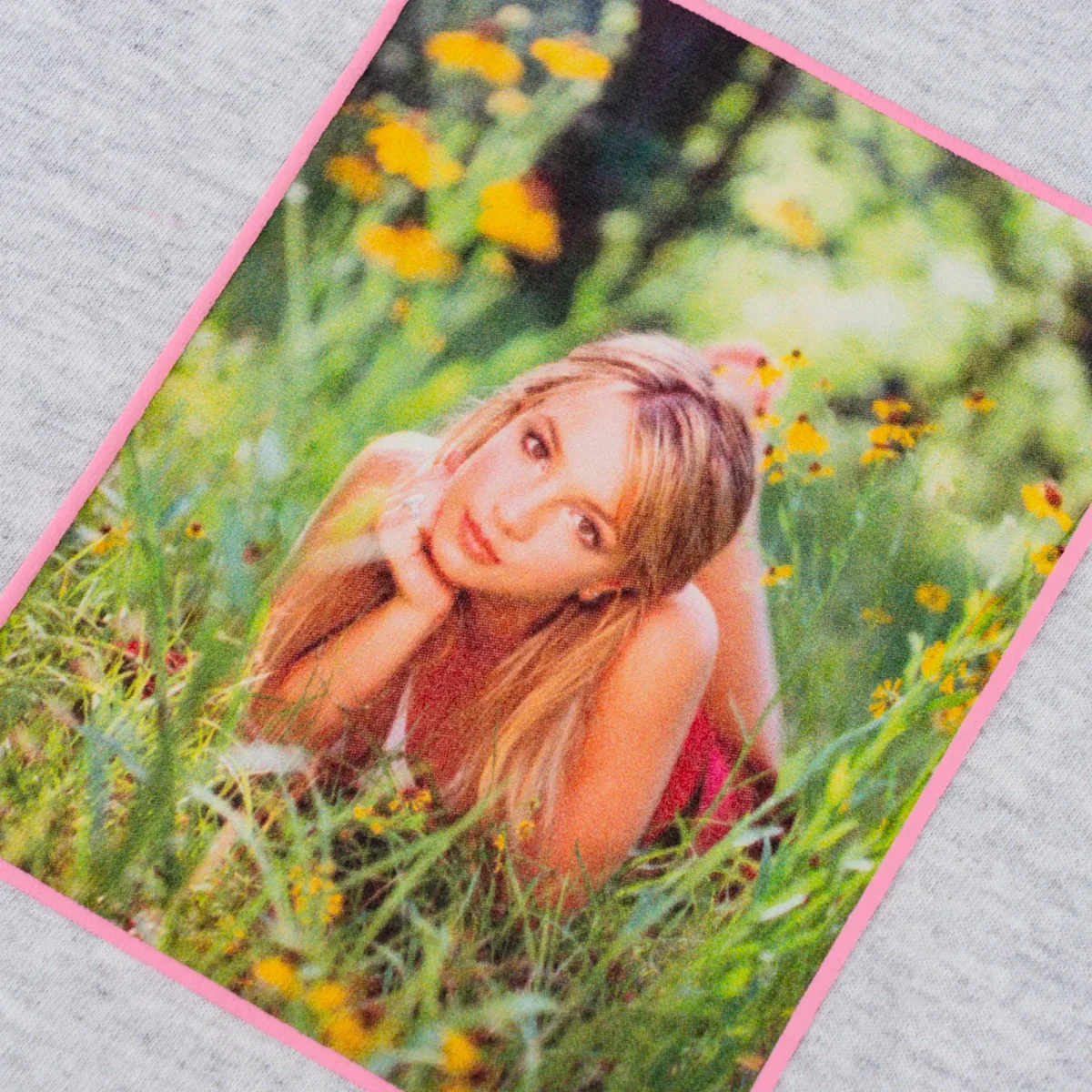 WELCOME X BRITNEY SPEARS - DAISES TEE - Heather Grey – Image 4